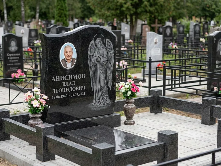 Памятник с гравировкой ангела — белая гравировка скорбящего ангела над портретом, работа «Свиридов» в Салехарде