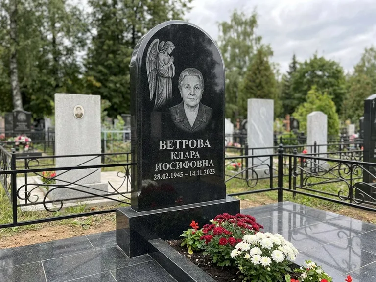 Памятник с гравировкой ангела — гравировка ангела-хранителя сбоку от портрета, работа «Игнатова» в Салехарде