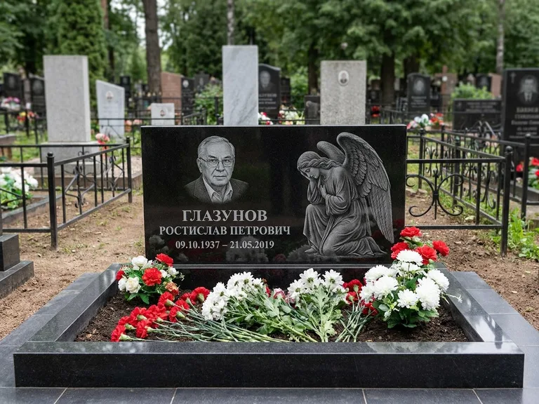 Памятник с гравировкой ангела — гравировка молящегося ангела в верхней части стелы, работа «Доронин» в Салехарде