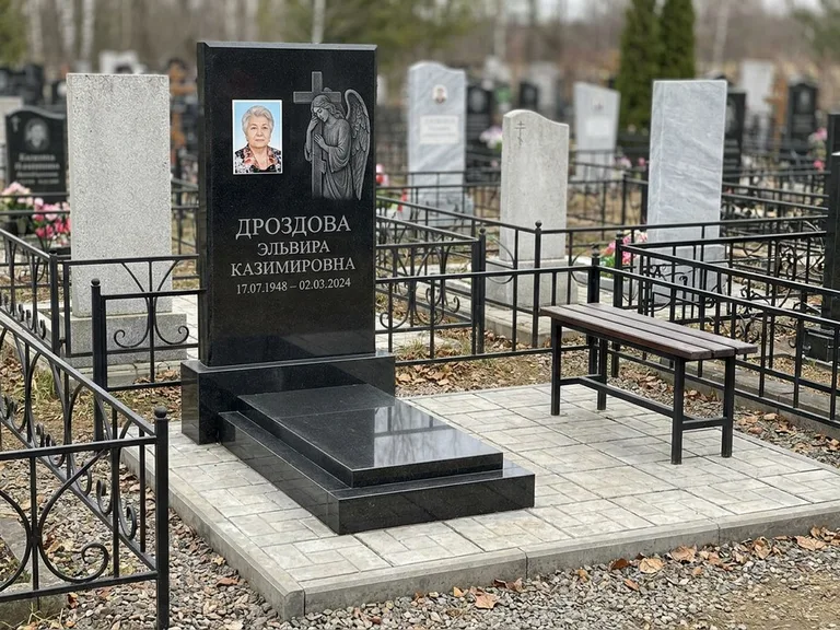 Памятник с гравировкой ангела — гравировка ангела с крестом рядом с эпитафией, работа «Яковлева» в Салехарде