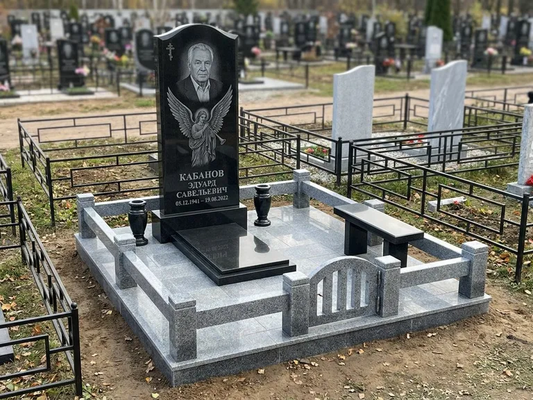 Памятник с гравировкой ангела — гравировка ангела с голубем по диагонали стелы, работа «Пономарёв» в Салехарде