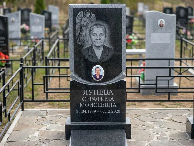 Памятник с гравировкой ангела — гравировка двух ангелов по сторонам портрета, работа «Журавлёва» в Салехарде