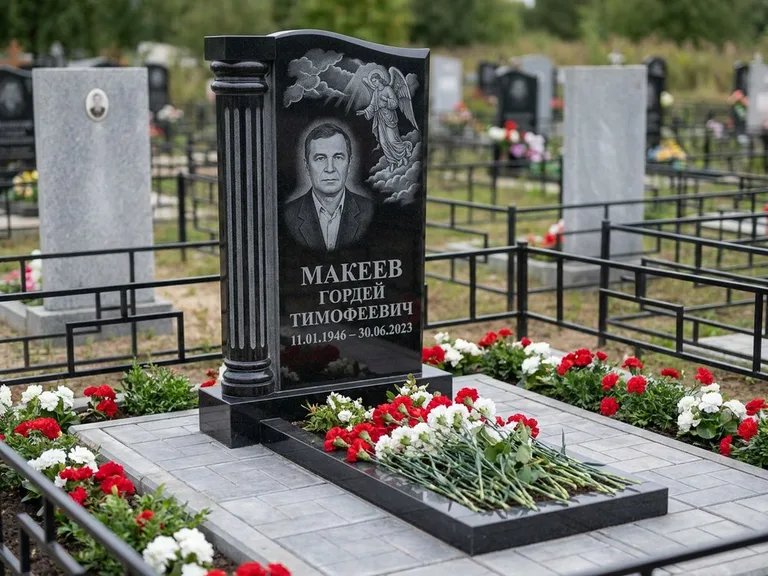 Памятник с гравировкой ангела — гравировка ангела в облаках с лучами над портретом, работа «Селиванов» в Салехарде