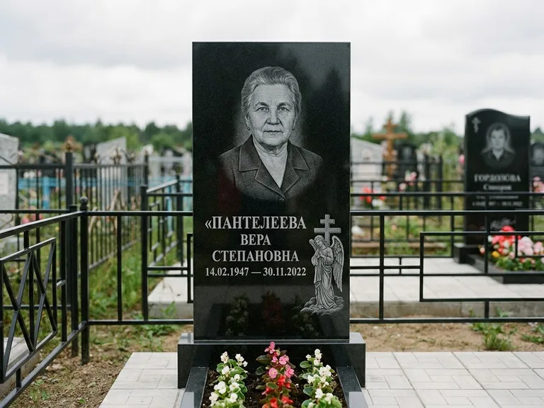 Памятник с гравировкой ангела — гравировка ангела с крестом рядом с эпитафией, работа «Пантелеева» в Салехарде