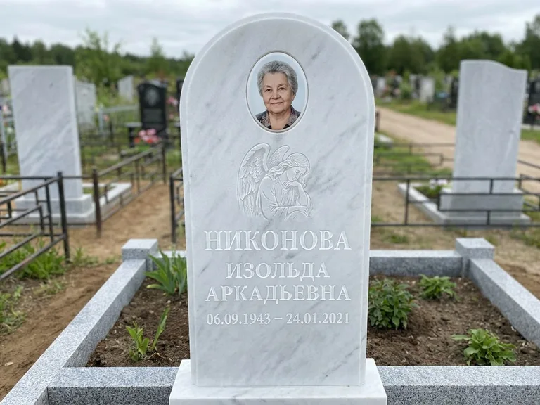 Памятник с гравировкой ангела — белая гравировка скорбящего ангела над портретом, работа «Гордеева» в Салехарде