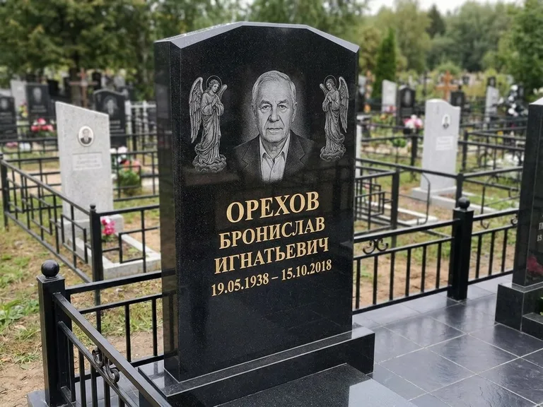 Памятник с гравировкой ангела — гравировка ангела-хранителя сбоку от портрета, работа «Фаддеев» в Салехарде