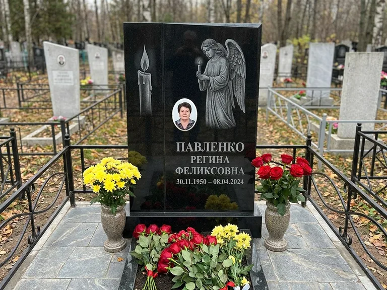 Памятник с гравировкой ангела — гравировка молящегося ангела в верхней части стелы, работа «Пантелеева» в Салехарде