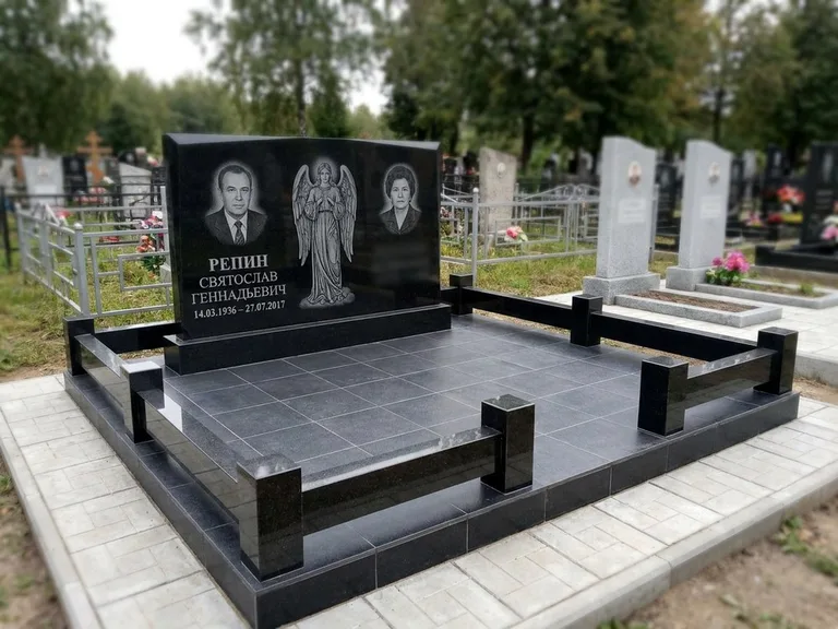 Памятник с гравировкой ангела — гравировка ангела с крестом рядом с эпитафией, работа «Касаткин» в Салехарде