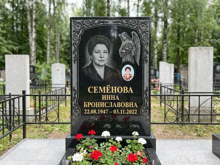 Памятник с гравировкой ангела — гравировка ангела с голубем по диагонали стелы, работа «Лобанова» в Салехарде