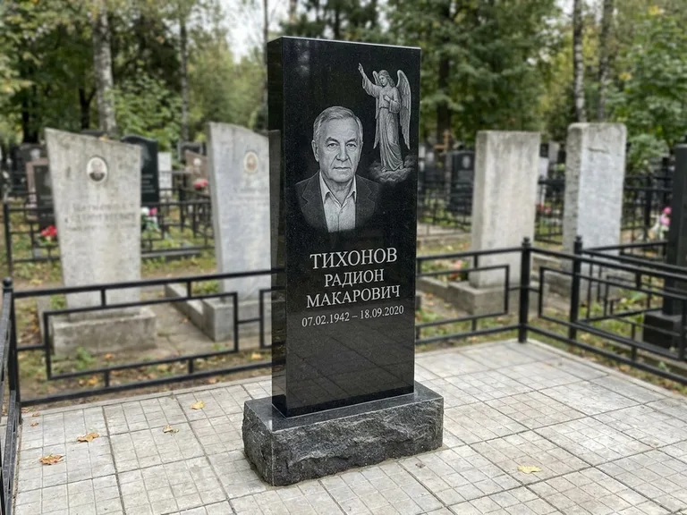 Памятник с гравировкой ангела — гравировка двух ангелов по сторонам портрета, работа «Свиридов» в Салехарде
