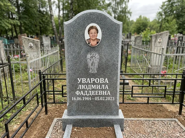 Памятник с гравировкой ангела — гравировка ангела в облаках с лучами над портретом, работа «Игнатова» в Салехарде
