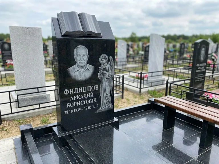 Памятник с гравировкой ангела — белая гравировка скорбящего ангела над портретом, работа «Доронин» в Салехарде