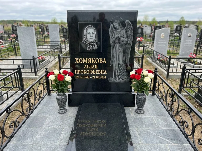 Памятник с гравировкой ангела — гравировка ангела-хранителя сбоку от портрета, работа «Яковлева» в Салехарде