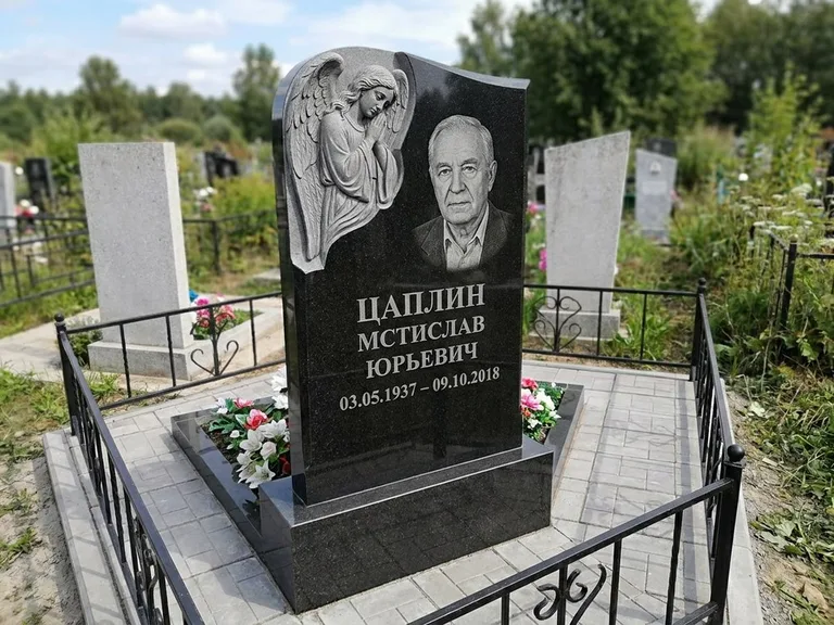 Памятник с гравировкой ангела — гравировка молящегося ангела в верхней части стелы, работа «Пономарёв» в Салехарде