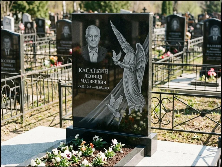 Памятник с гравировкой ангела — гравировка ангела с голубем по диагонали стелы, работа «Касаткин» в Салехарде