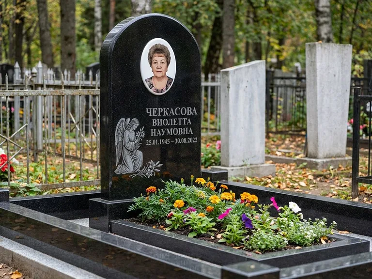 Памятник с гравировкой ангела — гравировка ангела с крестом рядом с эпитафией, работа «Журавлёва» в Салехарде