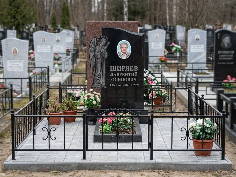 Памятник с гравировкой ангела — гравировка ангела с голубем по диагонали стелы, работа «Селиванов» в Салехарде