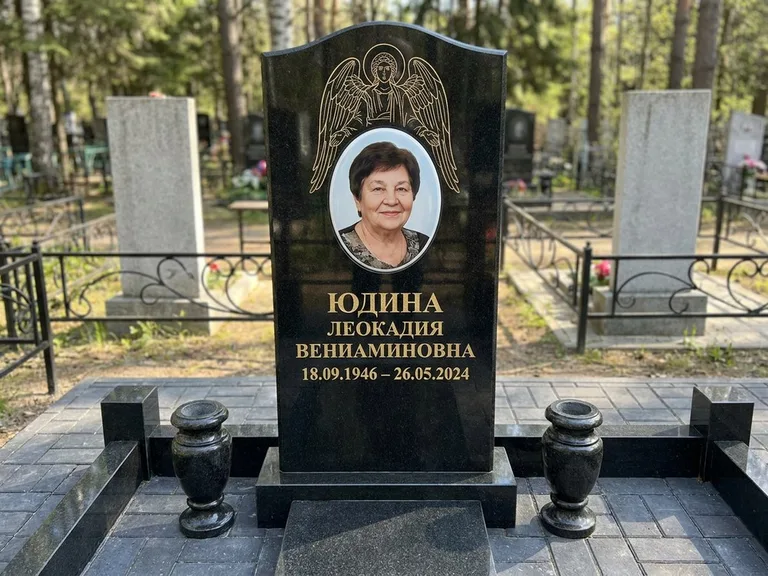 Памятник с гравировкой ангела — гравировка двух ангелов по сторонам портрета, работа «Гордеева» в Салехарде