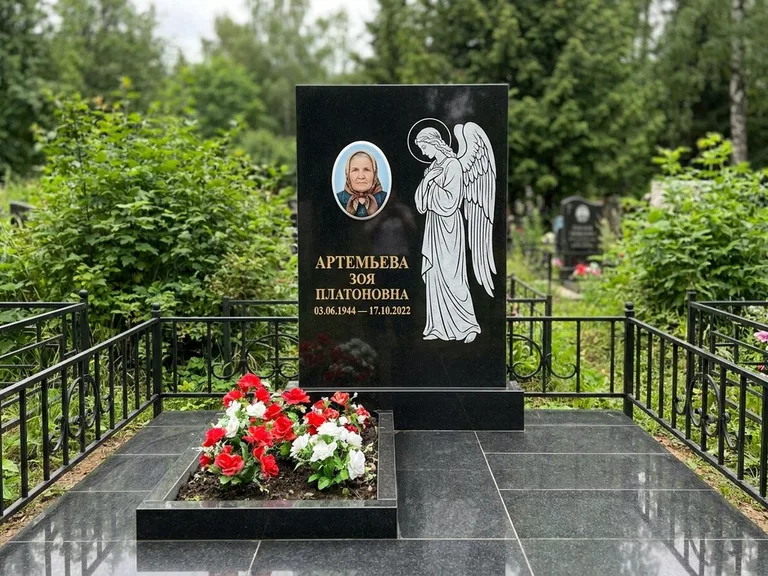 Памятник с гравировкой ангела — гравировка ангела в облаках с лучами над портретом, работа «Фаддеев» в Салехарде