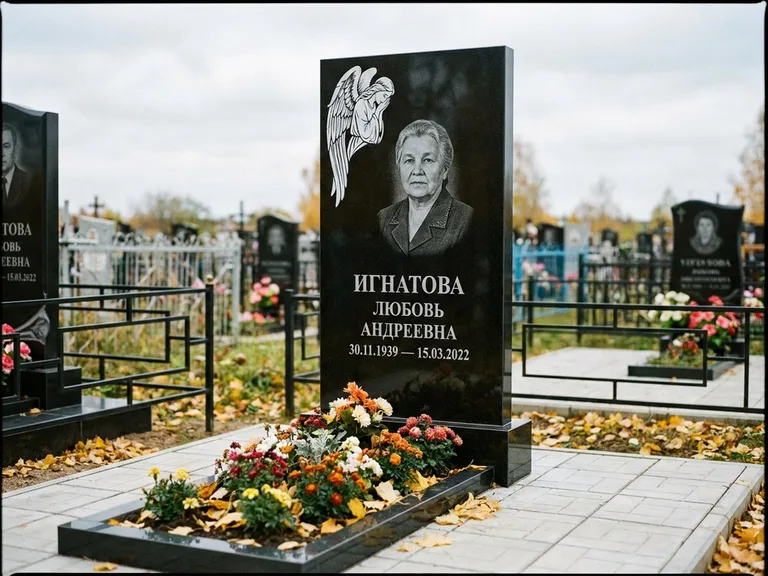Памятник с гравировкой ангела — белая гравировка скорбящего ангела над портретом, работа «Игнатова» в Салехарде