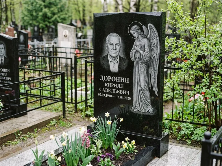 Памятник с гравировкой ангела — гравировка ангела-хранителя сбоку от портрета, работа «Доронин» в Салехарде