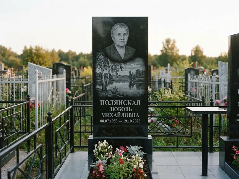 Памятник с гравировкой берёзы — гравировка берёзы у зеркального озера, работа «Полянская» в Салехарде