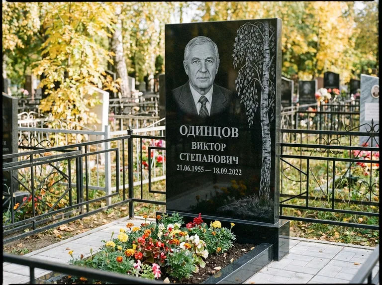 Памятник с гравировкой берёзы — гравировка плакучей берёзы с тонкими ветвями, работа «Одинцов» в Салехарде