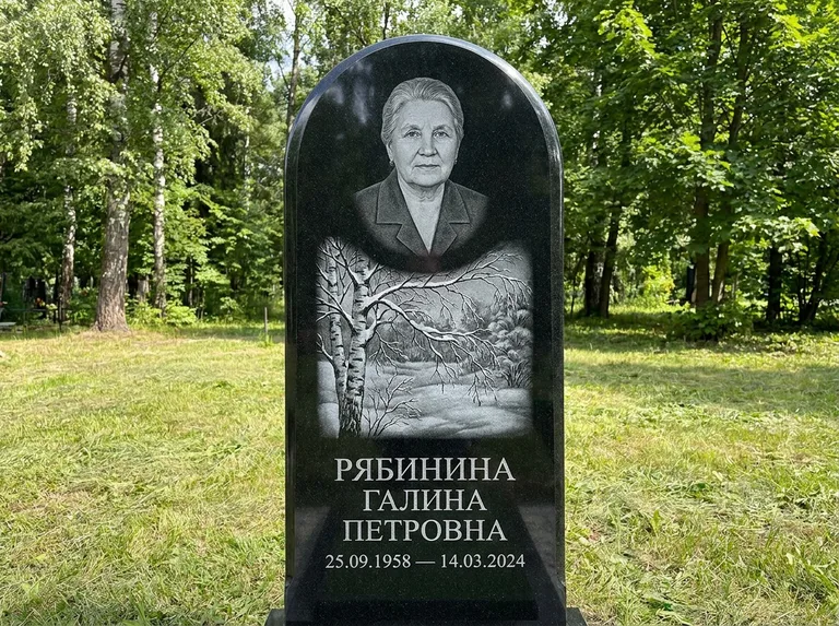 Памятник с гравировкой берёзы: стела с плавным арочным верхом — зимняя берёза, снег на ветвях, газон без ограды, стриженая трава, работа «Рябинина» в Салехарде