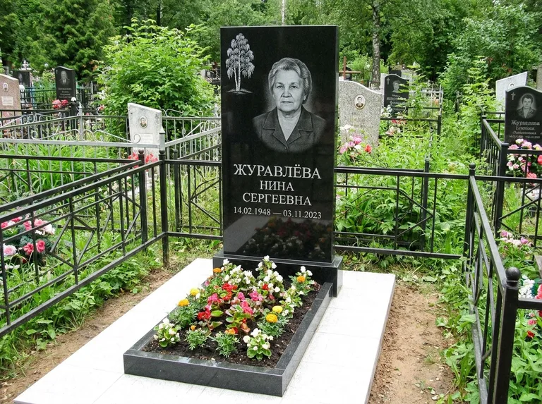 Памятник с гравировкой берёзы — гравировка одинокой берёзы над именем, работа «Журавлёва» в Салехарде