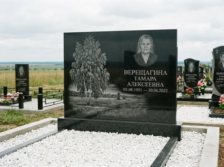 Памятник с гравировкой берёзы: широкая горизонтальная стела — берёза у поля, простор до горизонта, белая мраморная крошка с бордюром, работа «Верещагина» в Салехарде
