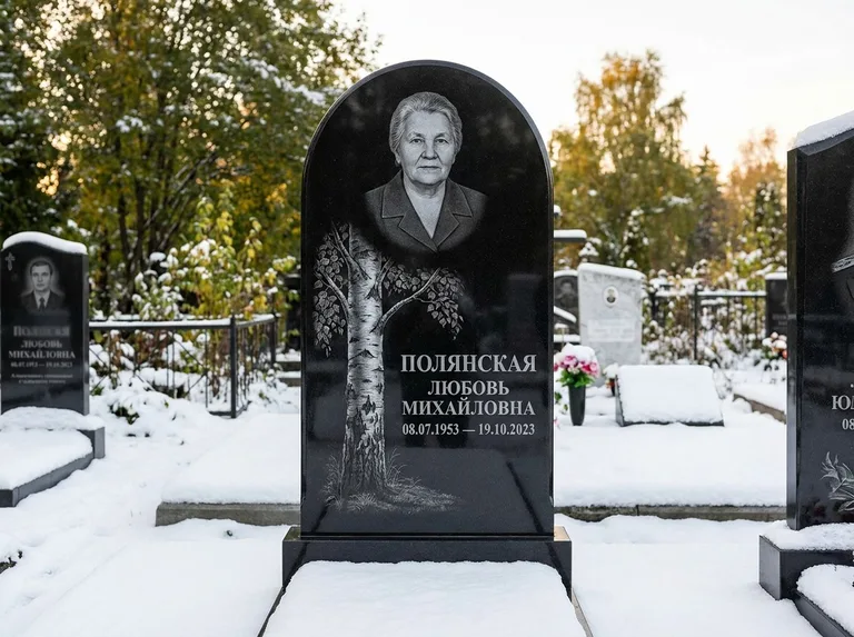 Памятник с гравировкой берёзы: полукруглая стела — объёмная одинокая берёза с фактурной корой, заснеженный зимний участок, работа «Полянская» в Салехарде