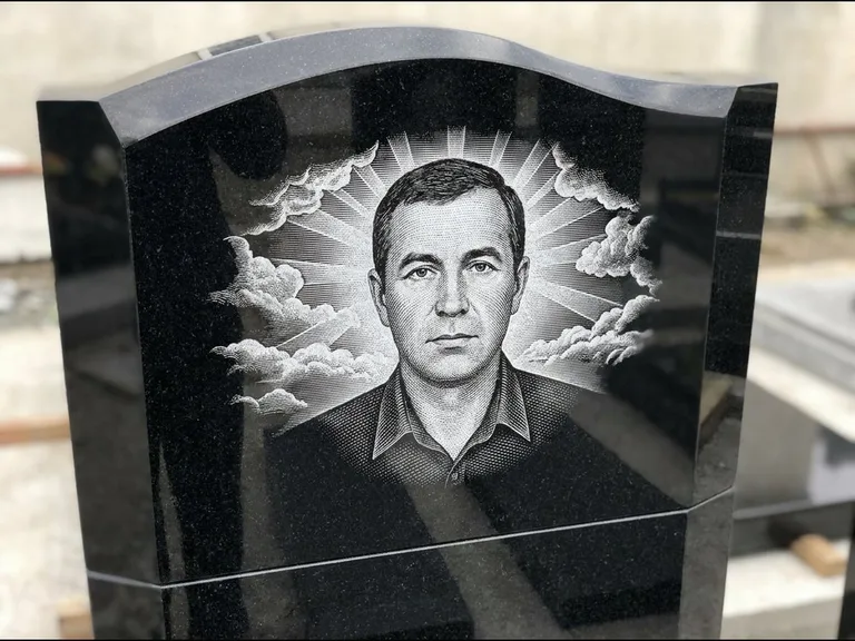 Гравировка фото на памятнике — с фоном в Салехарде