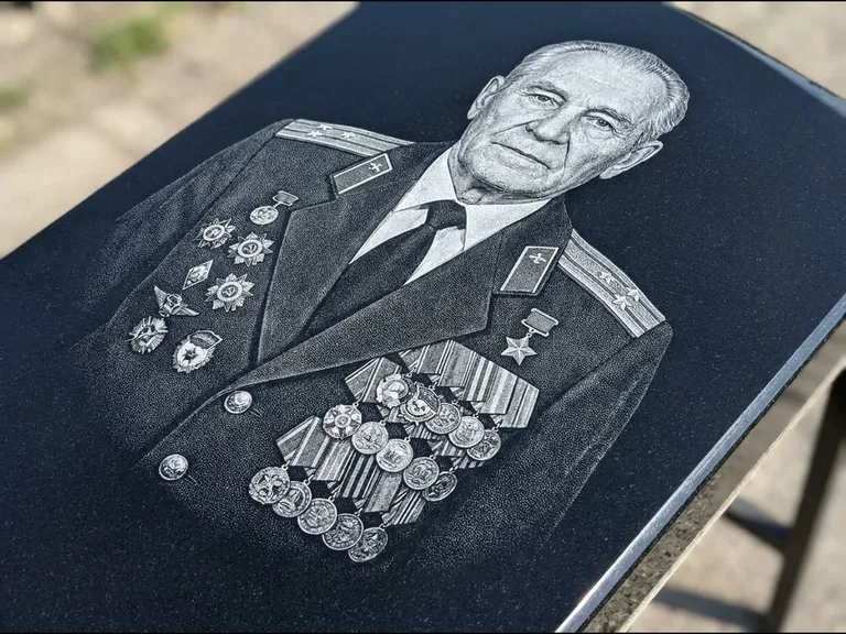 Гравировка фото на памятнике — военный / ветеран в Салехарде