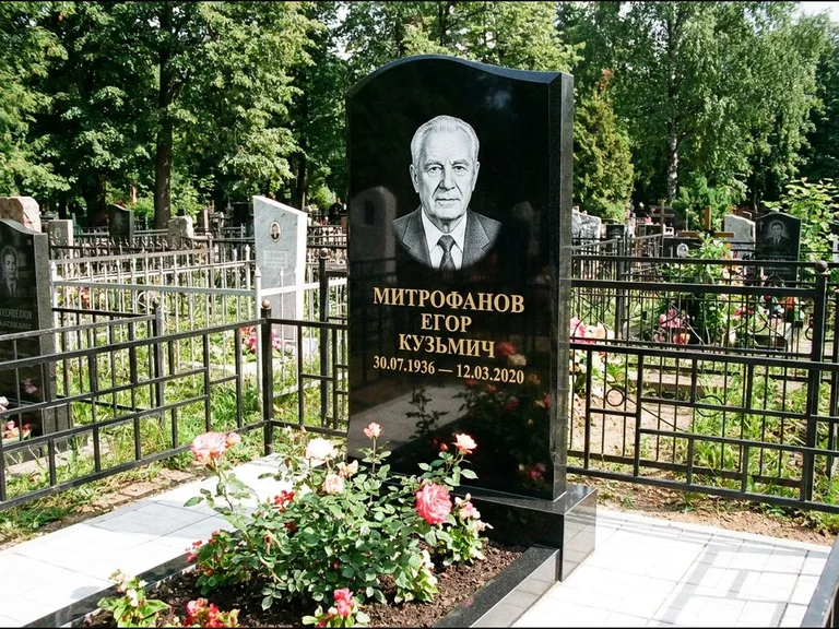 Гравировка портрета на чёрном граните — выполненная работа 29 в Салехарде
