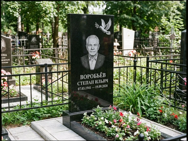 Гравировка голубей на памятник в Салехарде — памятник из чёрного гранита с гравировкой