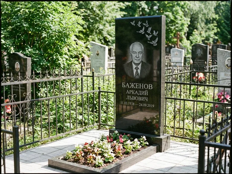 Памятник с гравировкой голубей — гравировка стаи голубей, взлетающей от угла стелы, работа «Баженов» в Салехарде