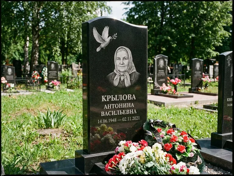 Памятник с гравировкой голубей — гравировка голубей, работа «Крылова» в Салехарде