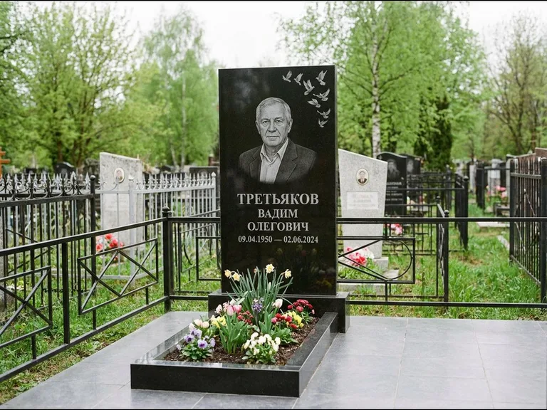 Памятник с гравировкой голубей — гравировка стаи голубей, взлетающей от угла стелы, работа «Третьяков» в Салехарде