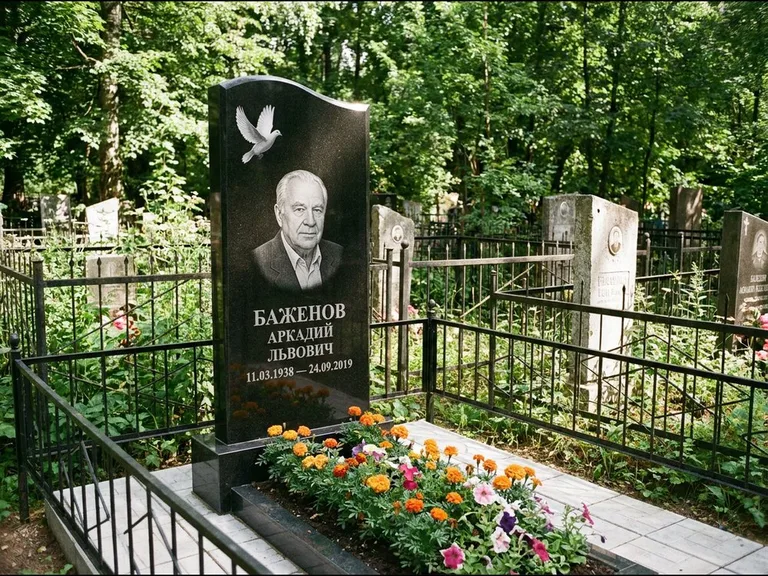 Памятник с гравировкой голубей — белая гравировка взлетающего голубя над портретом, работа «Баженов» в Салехарде