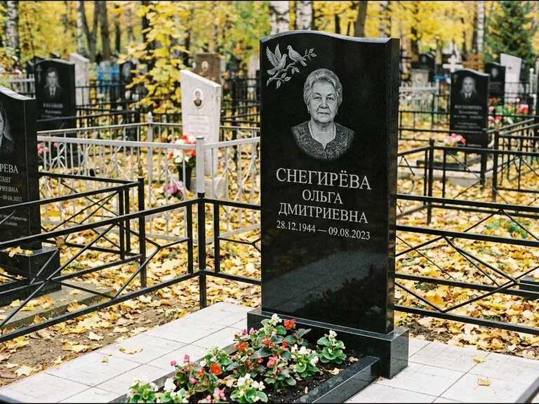 Памятник с гравировкой голубей — гравировка пары голубей на ветке в верхнем углу стелы, работа «Снегирёва» в Салехарде