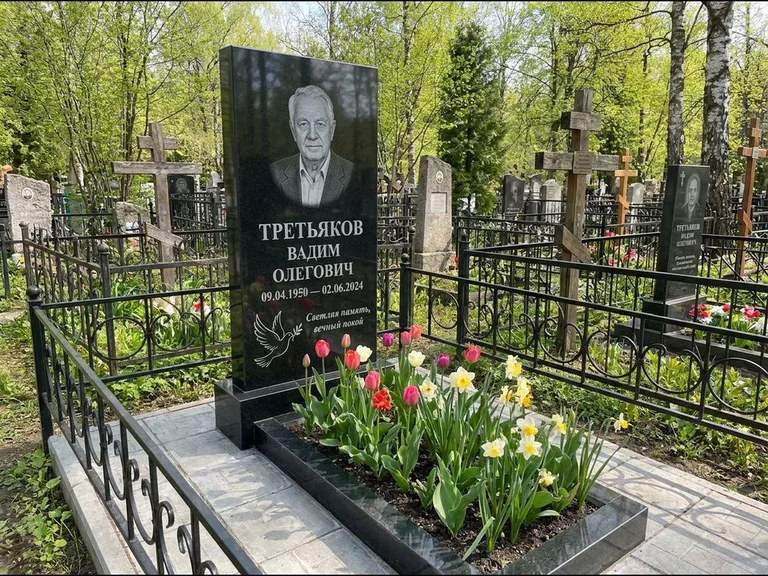 Памятник с гравировкой голубей — гравировка голубя с оливковой ветвью рядом с эпитафией, работа «Третьяков» в Салехарде