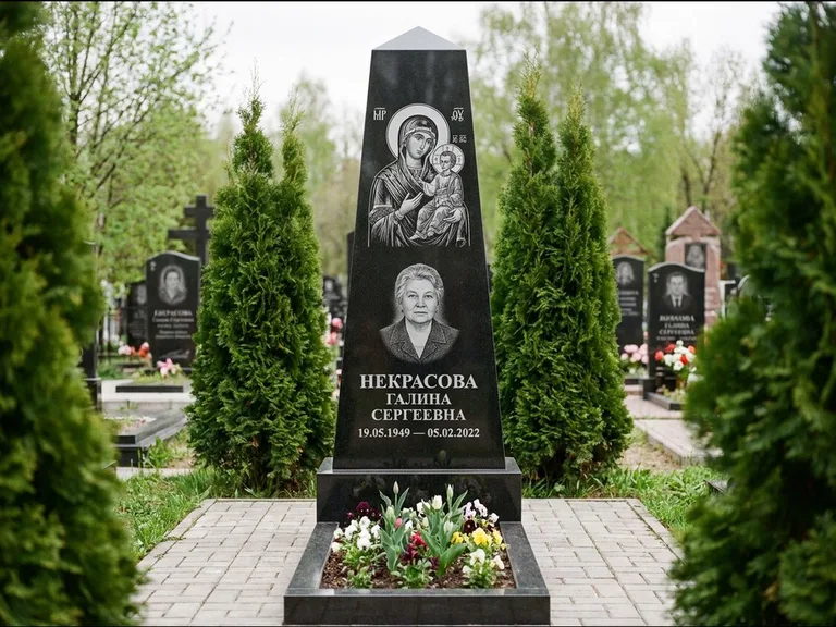 Памятник с гравировкой иконы — образ Николая Чудотворца, работа «Третьяков» в Салехарде