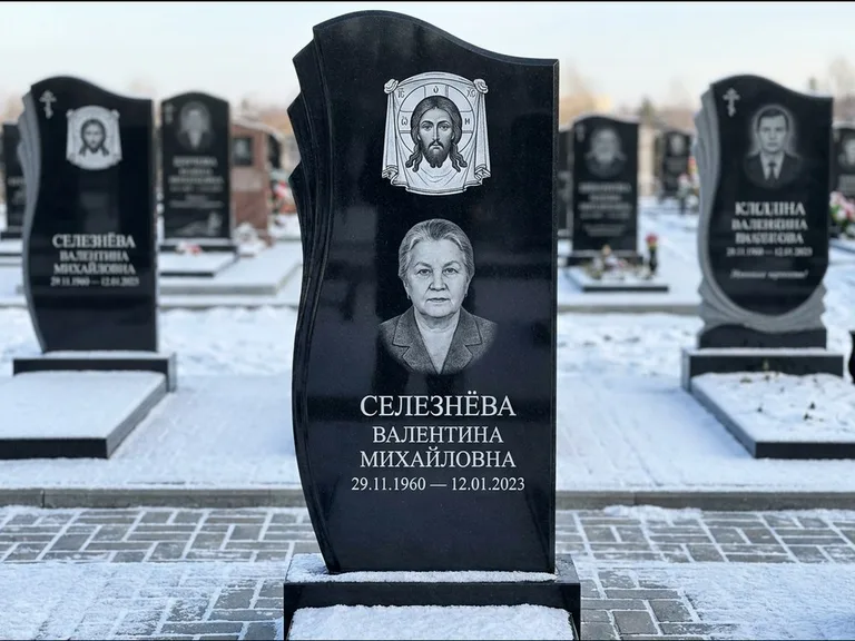 Памятник с гравировкой иконы — Казанская икона Божией Матери на стеле, работа «Одинцов» в Салехарде
