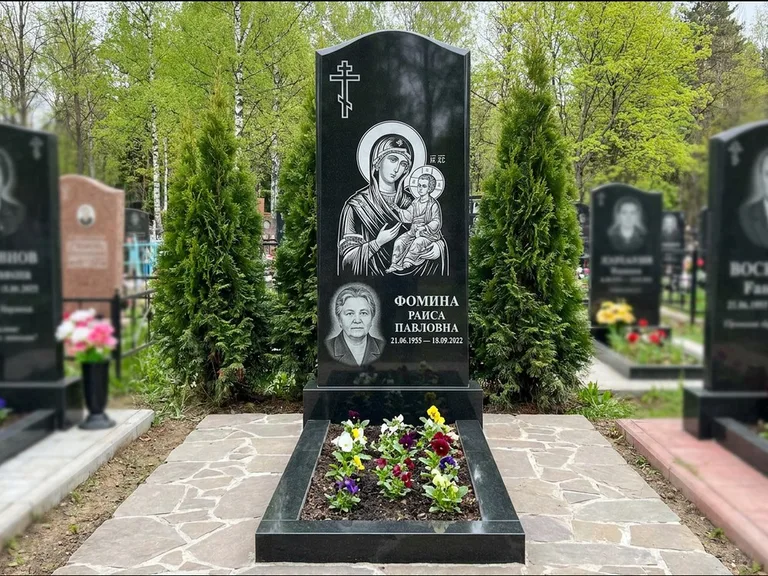 Памятник с гравировкой иконы — икона в резном киоте, работа «Гущин» в Салехарде
