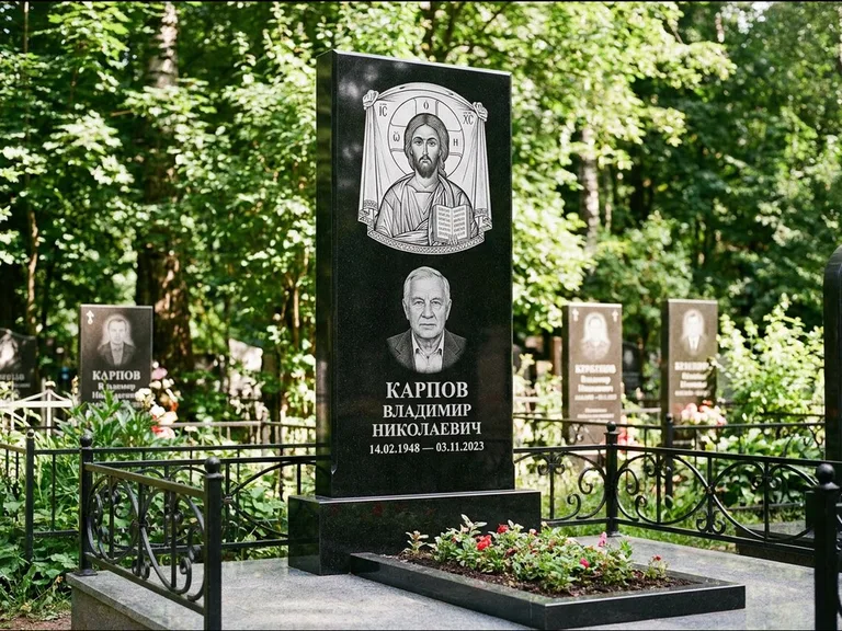 Памятник с гравировкой иконы: широкая двойная семейная стела — золочёный нимб на образе, цветник с красными розами, работа «Воронцова» в Салехарде