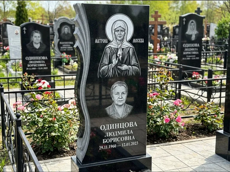 Памятник с гравировкой иконы: ступенчатая двухуровневая стела — Архангел Михаил на стеле, каменная дорожка из плитняка, работа «Одинцов» в Салехарде