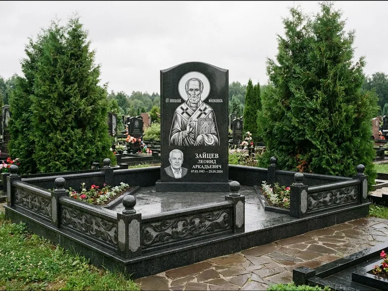 Памятник с гравировкой иконы: стела с гранитным столиком и скамьёй — Архангел Михаил на стеле, семейный участок с плиткой, работа «Верещагина» в Салехарде