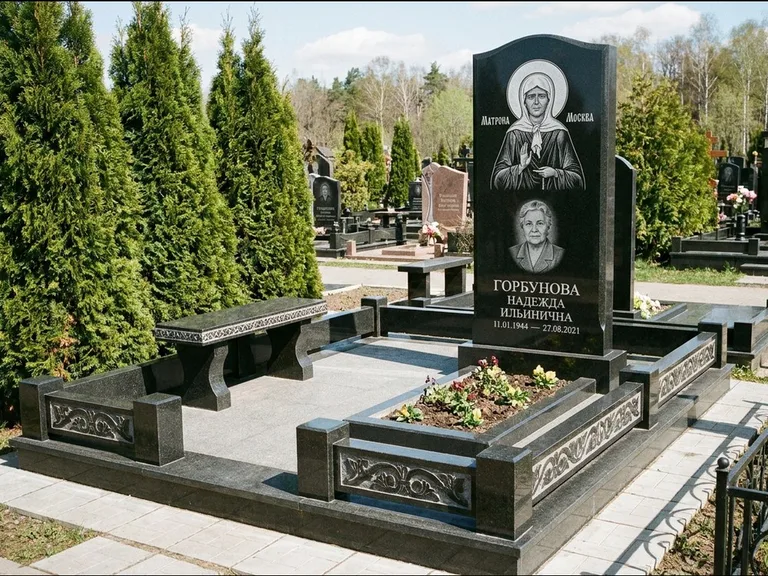 Памятник с гравировкой иконы: стела в форме раскрытой книги с образом — гравировка образа Спасителя, цоколь тёмной плиткой, работа «Зотов» в Салехарде
