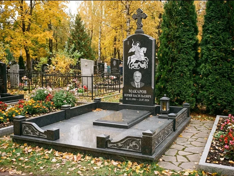 Памятник с гравировкой иконы: ступенчатая трёхуровневая стела — золочёный нимб на образе, дорожка из природного плитняка, работа «Лебедева» в Салехарде