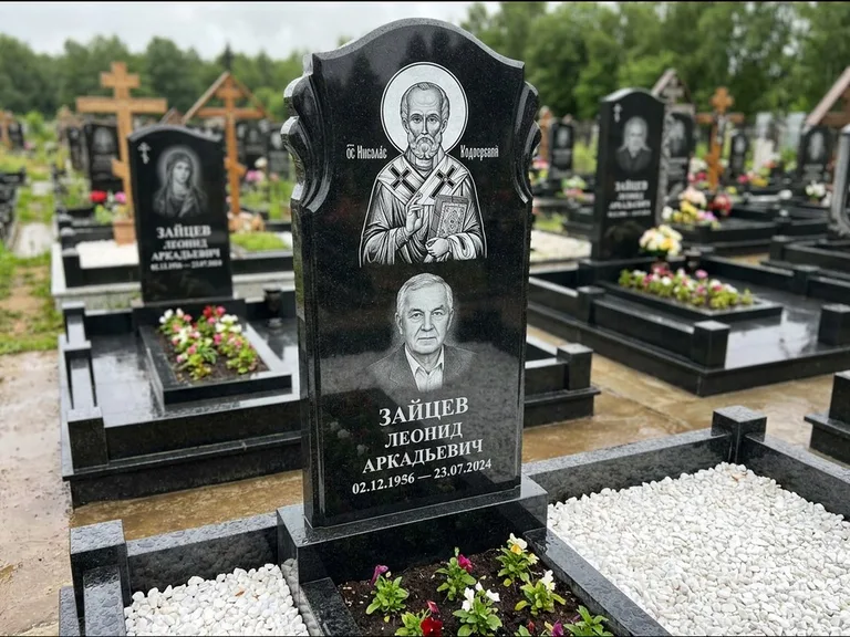 Памятник с гравировкой иконы — образ Николая Чудотворца, работа «Лебедева» в Салехарде
